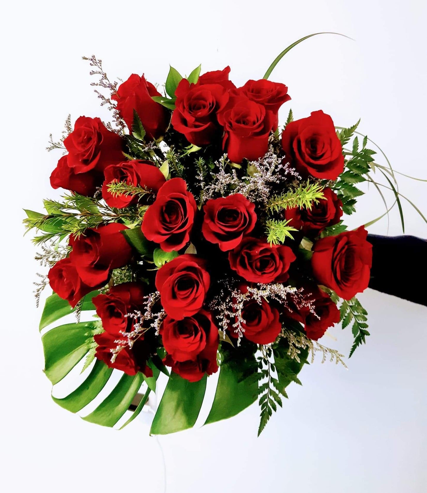 24 roses rouge accompagné de magnifique feuillages.