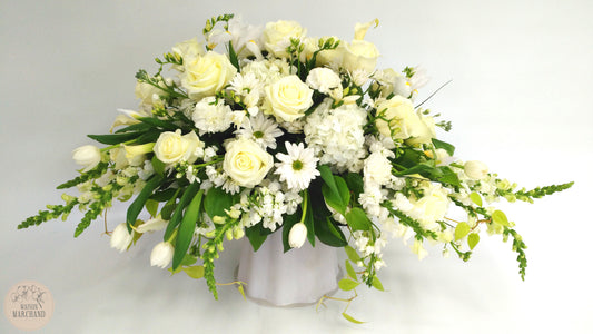 Coussin de cerceuil composé de fleurs blanches