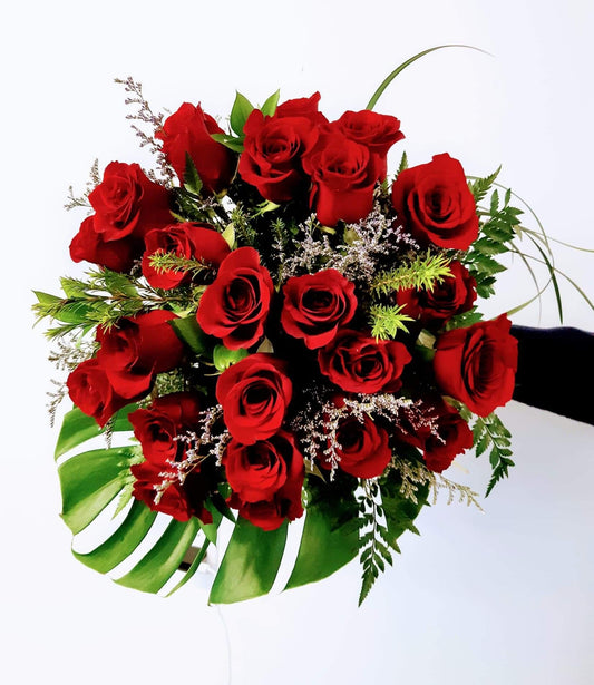 24 roses rouge accompagné de magnifique feuillages.