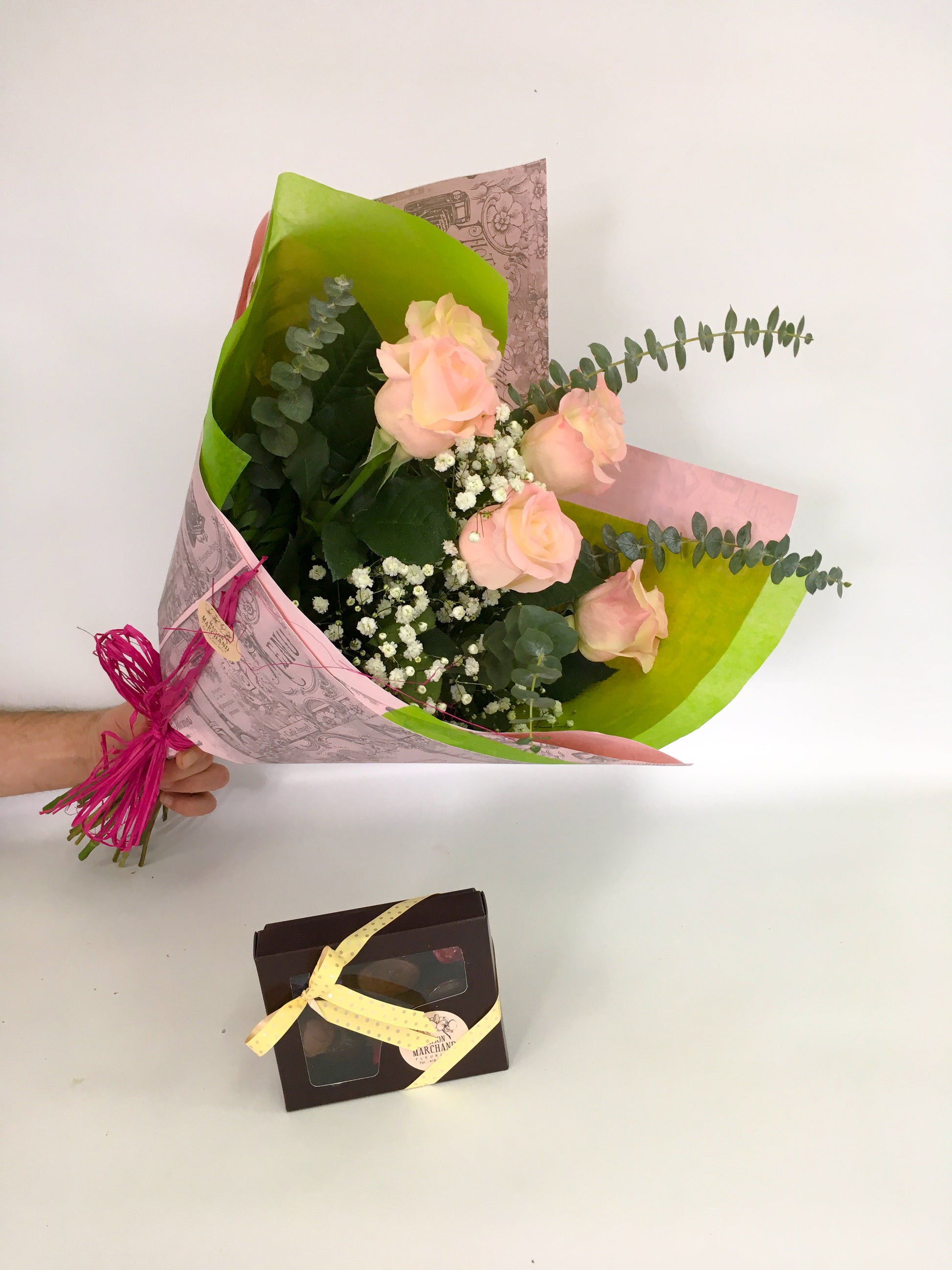bouquet de fleurs et chocolat pour la fête des mères